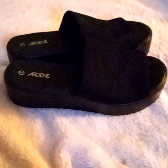 Ardene -Brand new black platform sandals - Picture 2 of 4